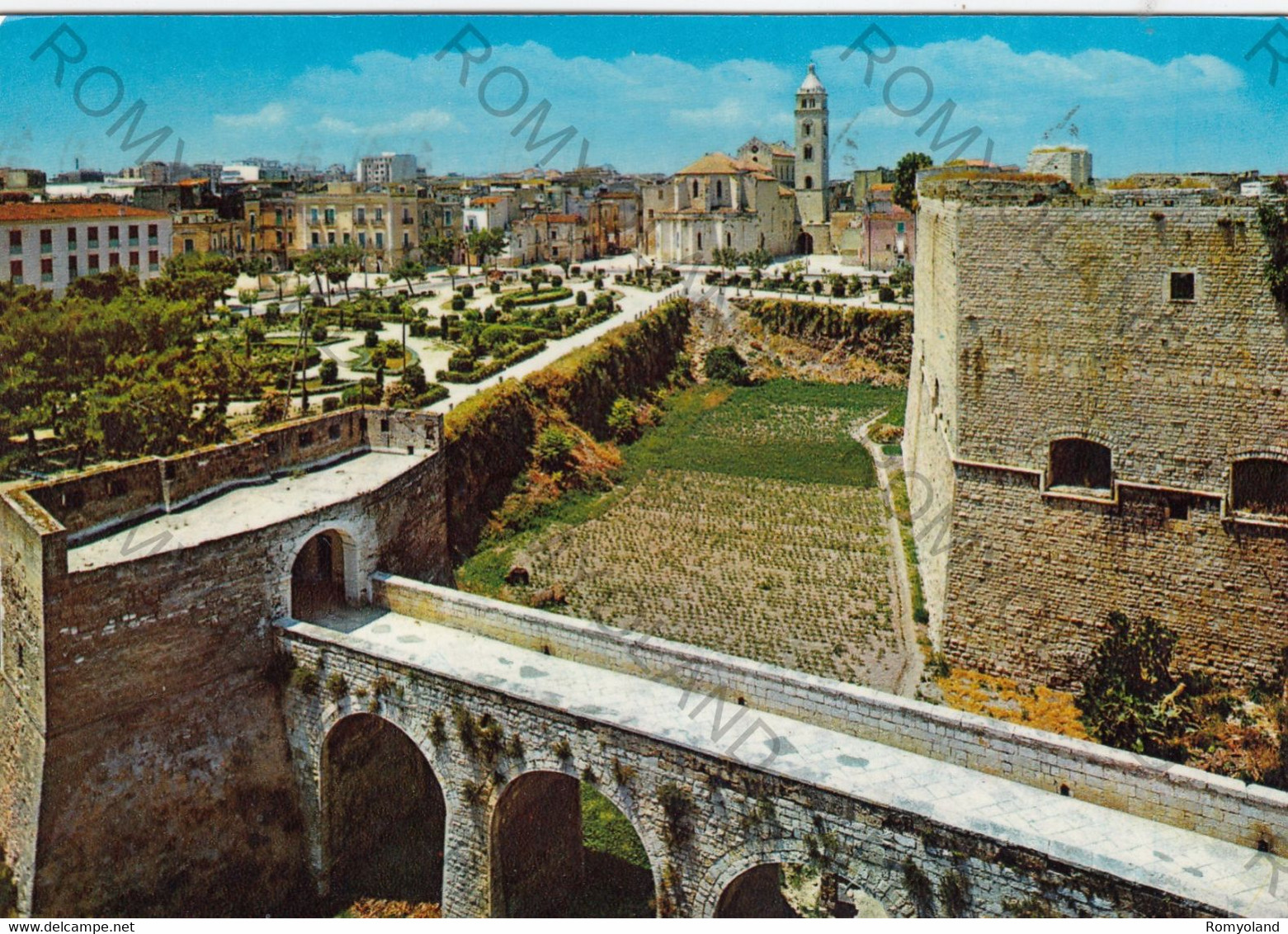 CARTOLINA  BARLETTA,PUGLIA,SCORCIO DEL CASTELLO SVEVO E PANORAMA DELLA CITTA,BELLA ITALIA,STORIA,CULTURA,VIAGGIATA 1971 - Barletta