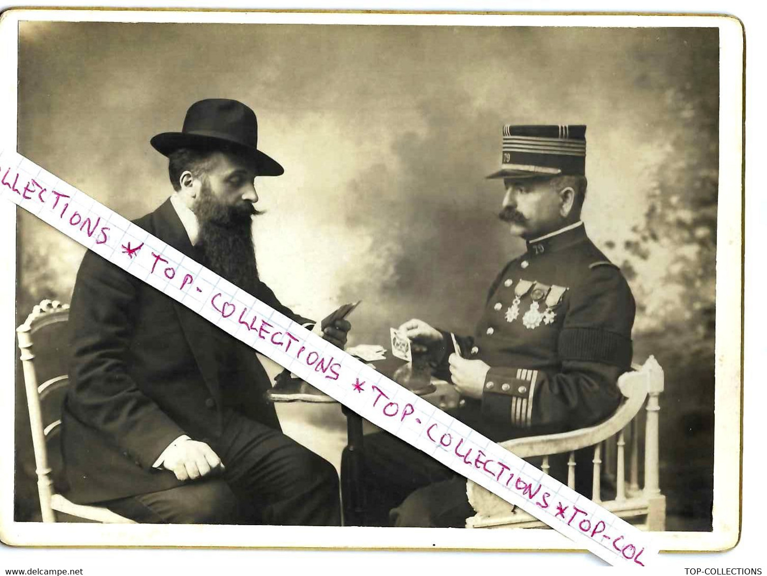 Circa 1900  PHOTO ORIGINALE JOUEURS DE CARTES / MILITAIRE ET HOMME ASSIS  AUNE TABLE DE JEUX - Non Classés