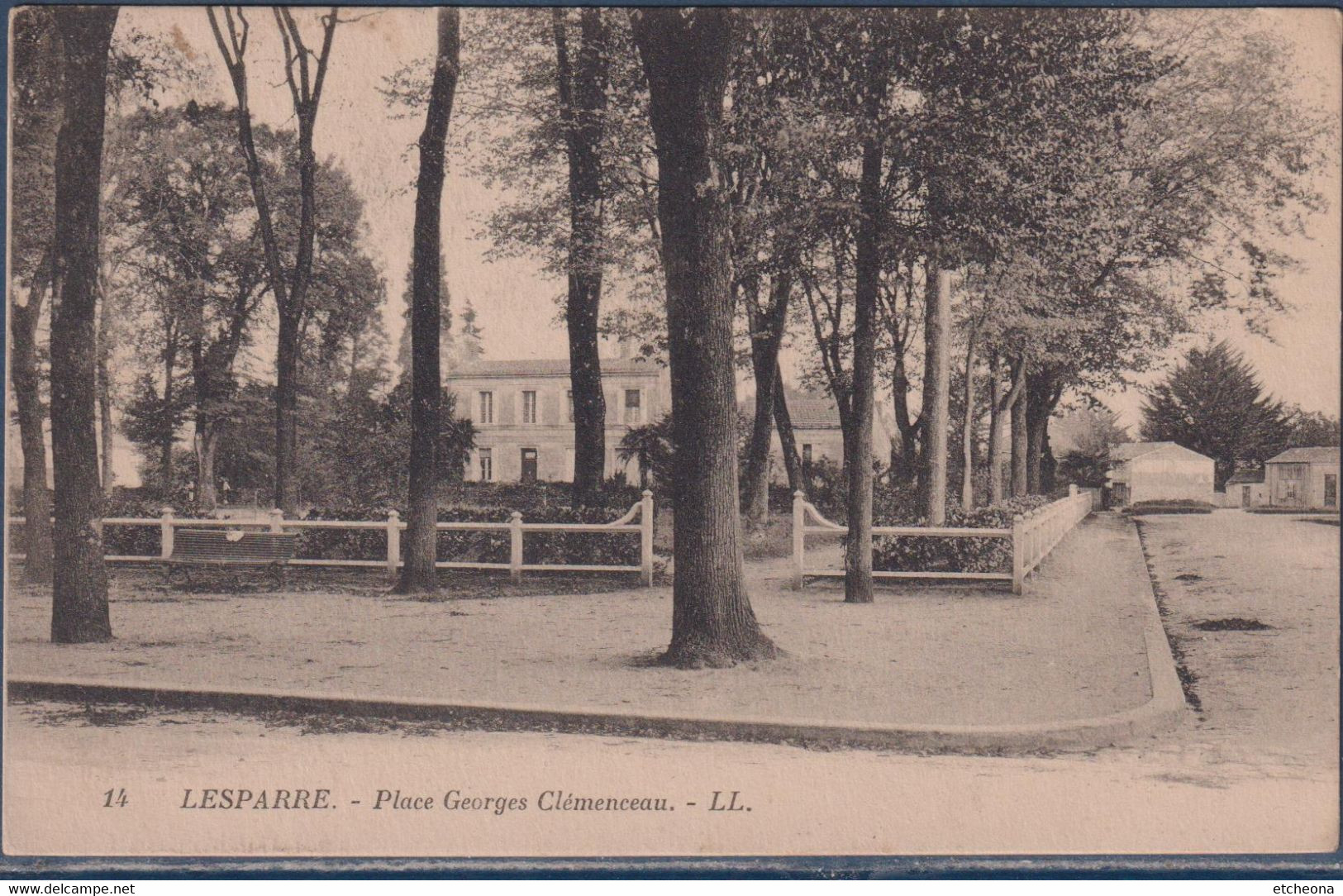 Lesparre, Place Georges Clémenceau (Gironde) Timbrée Mais Non Circulé - Lesparre Medoc