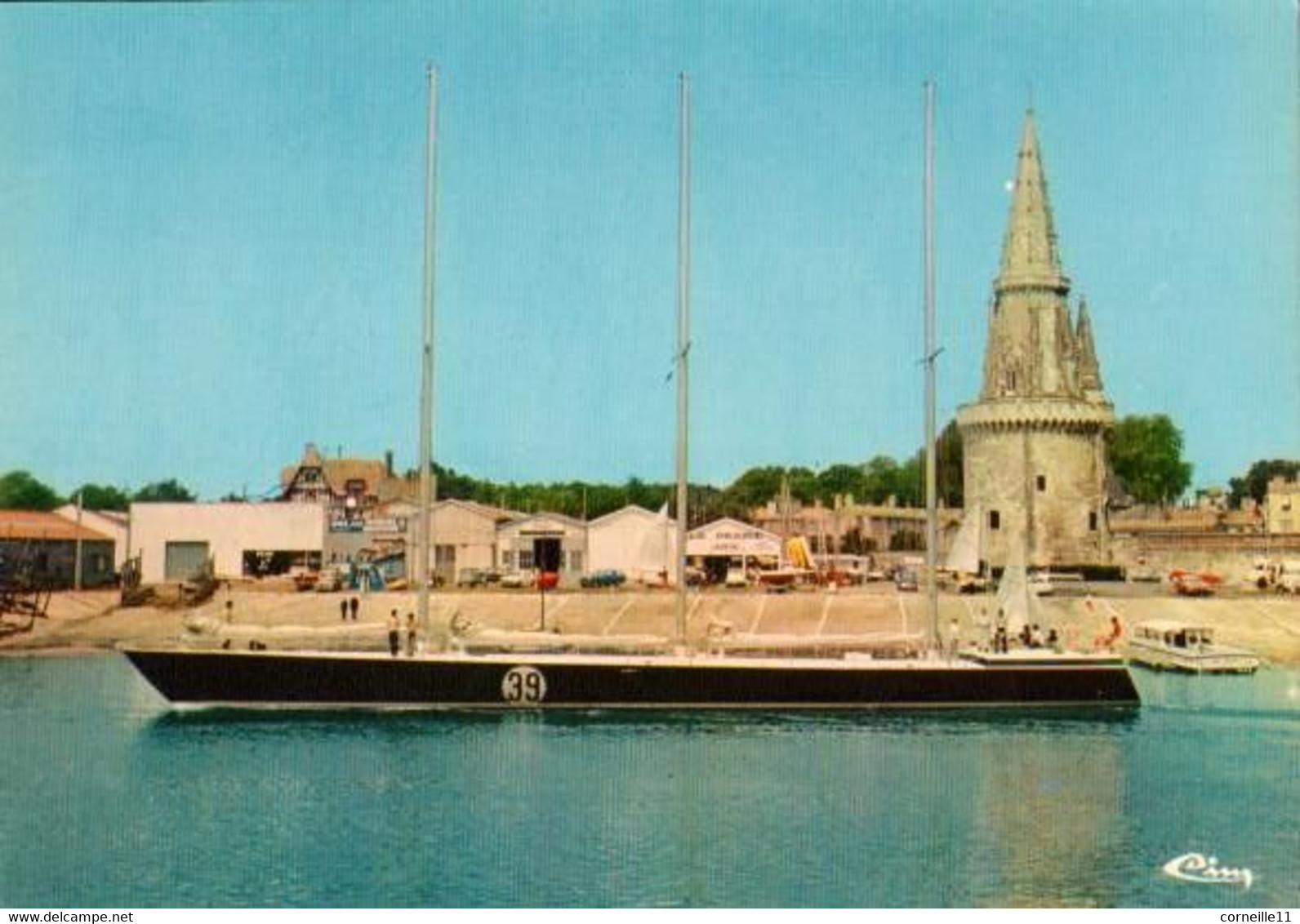 17 - LA ROCHELLE - LE VOILIER "VENDREDI 13" DEVANT LA TOUR DE LA LANTERNE - La Rochelle