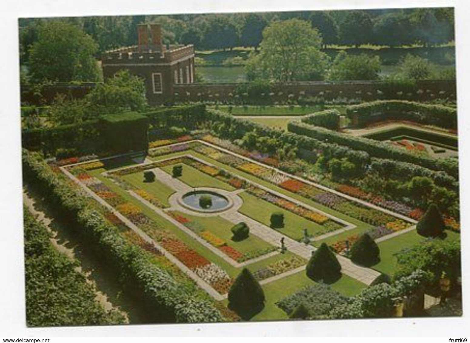 AK 049105 ENGLAND - Middlesex - Hampton Court Palace - The Pond Garden ... - Middlesex