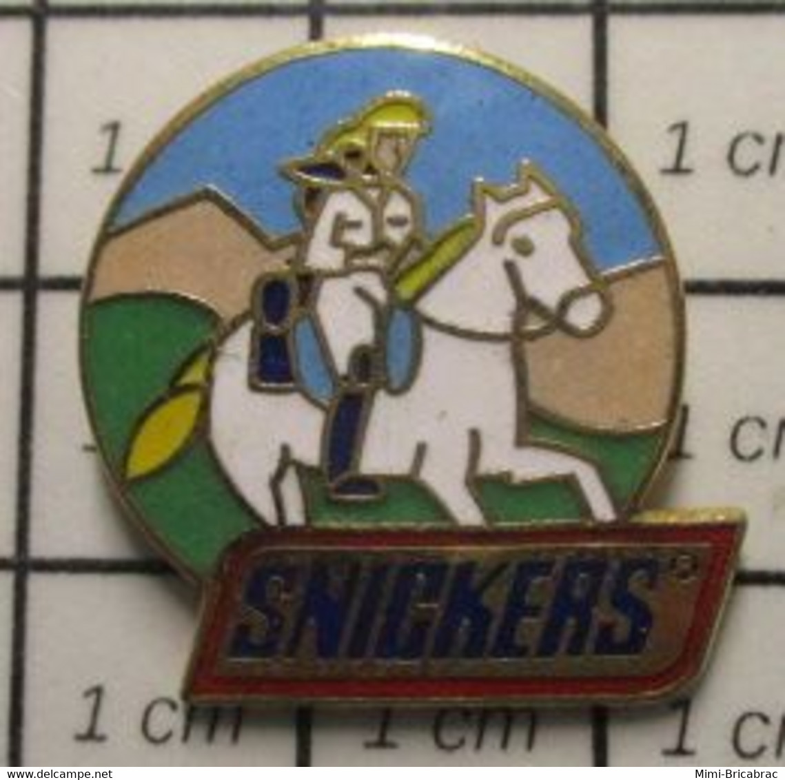 713f Pin's Pins / Beau Et Rare / THEME : ALIMENTATION / BARRE CHOCOLATEE CONFISERIE SNICKERS COW-BOY CHEVAL BLANC - Alimentation