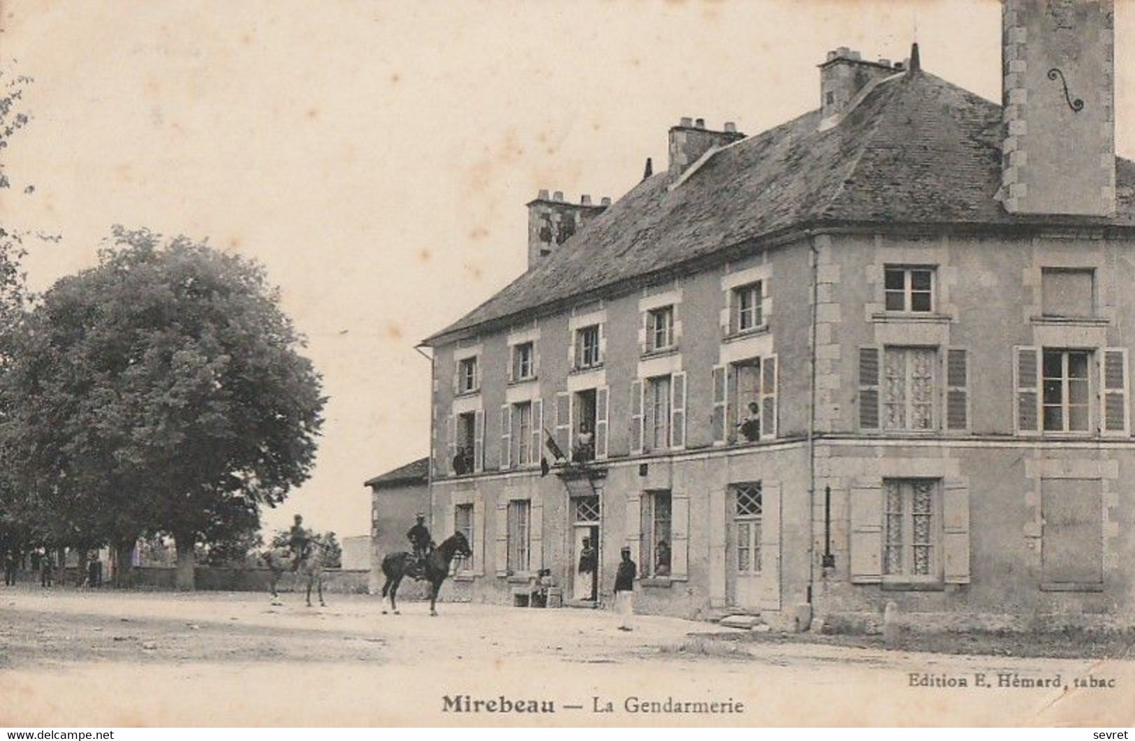 MIREBEAU. -  La Gendarmerie - Mirebeau