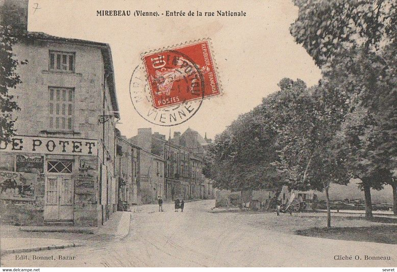 MIREBEAU. - Entrée De La Rue Nationale - Mirebeau