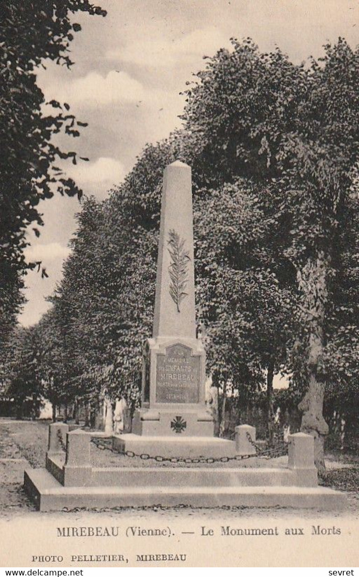 MIREBEAU. - Le Monument Aux Morts - Mirebeau