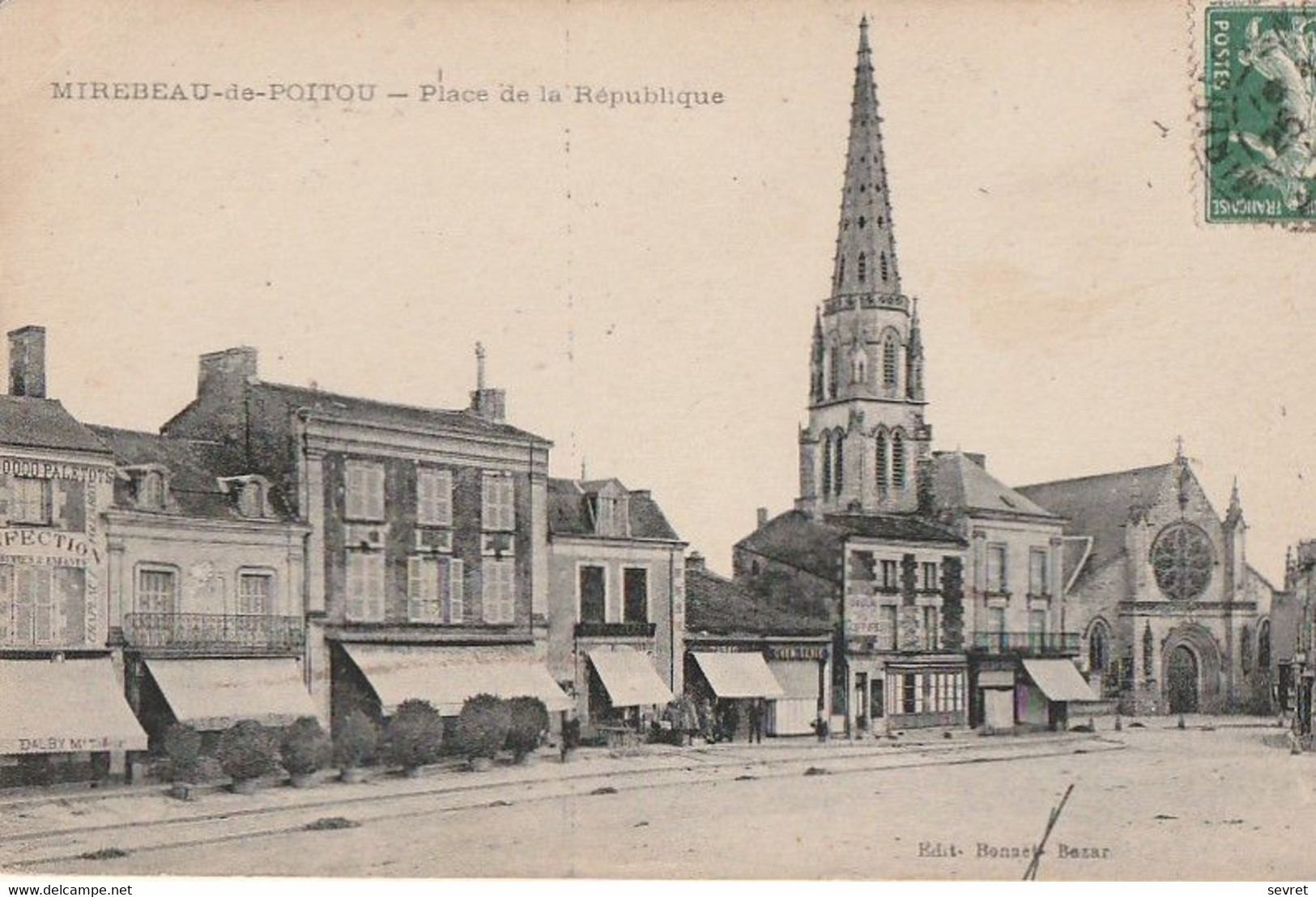 MIREBEAU-en-POITOU. - Place De La République - Mirebeau