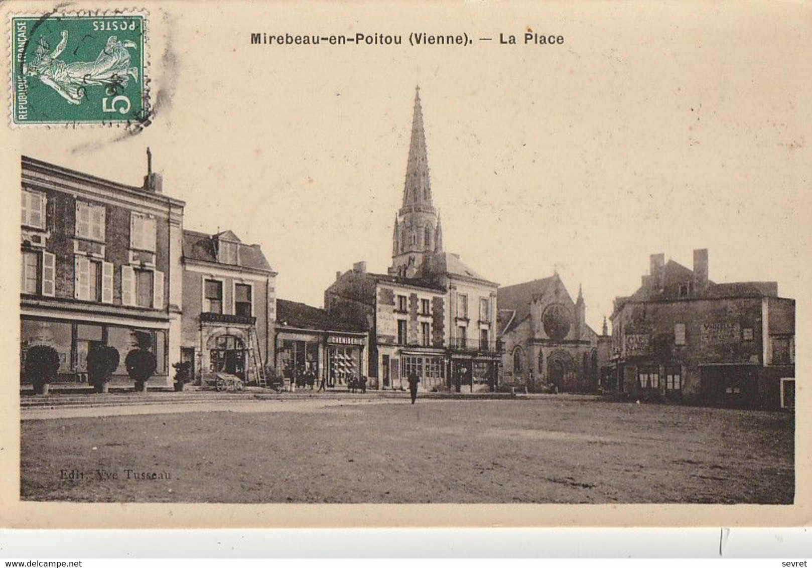 MIREBEAU-en-POITOU. - La Place. Cliché RARE - Mirebeau