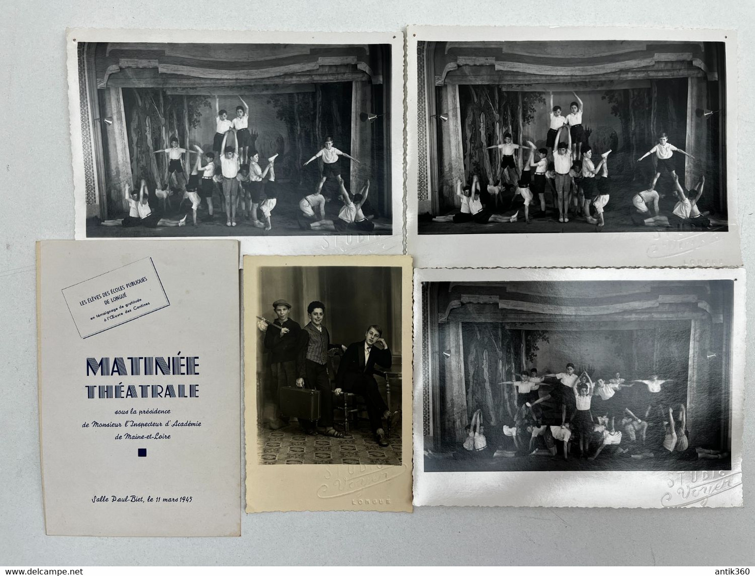 Lot De 4 Photographies + Programme Matinée Théâtrale Ecole Publique De Longué Jumelles (49) 1945 - Altri & Non Classificati