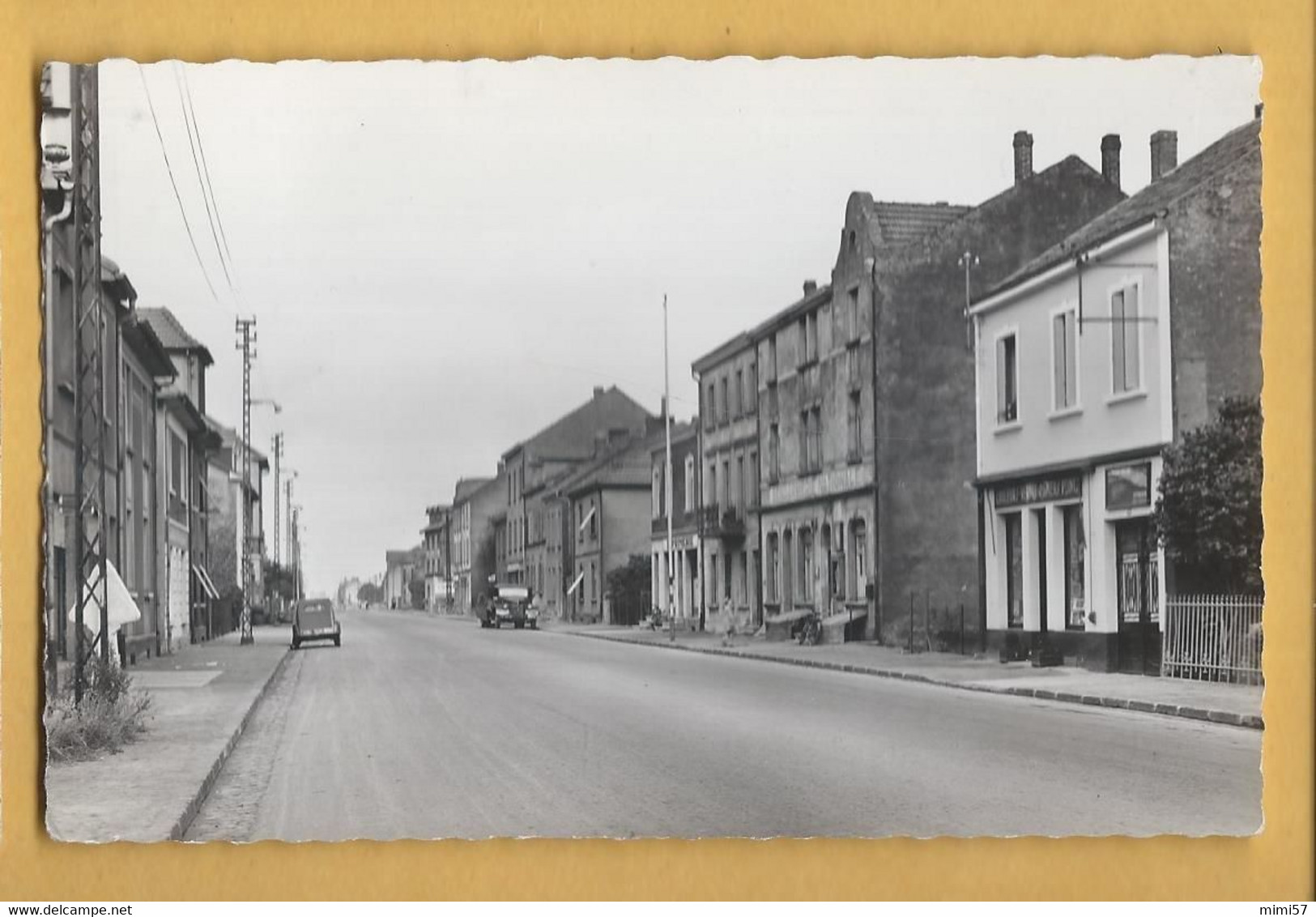 C.P.M.  HAGONDANGE / Ancienne Gendarmerie Sur La Droite - Hagondange