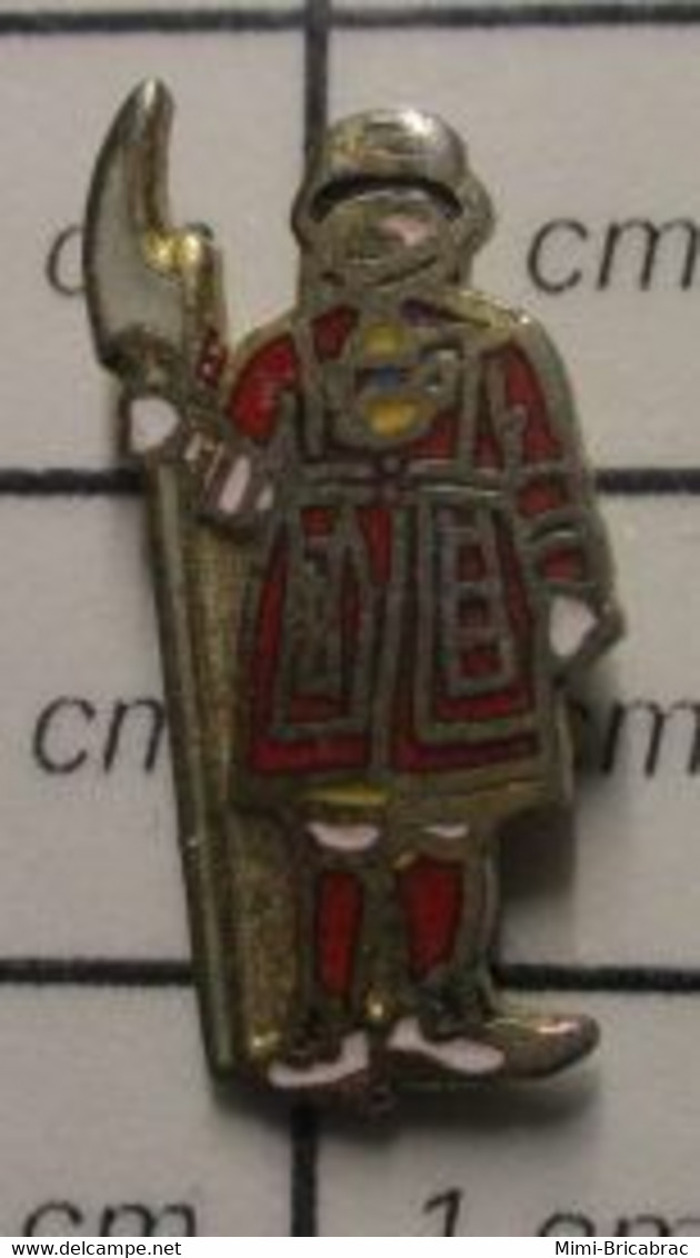 710a Pin's Pins / Beau Et Rare / THEME : MILITARIA / SOLDAT ANGLAIS TOUR DE LONDRES BEEFEATER - Militaria