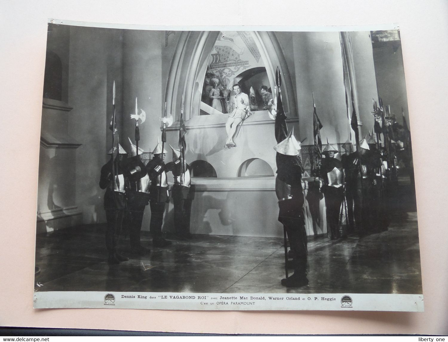 Denis KING Dans " LE VAGABOND ROI " Avec Jeanette MAC DONALD, Warner ORLAND Et O.P. HEGGIE ( Opéra Paramount ) ! - Photographs