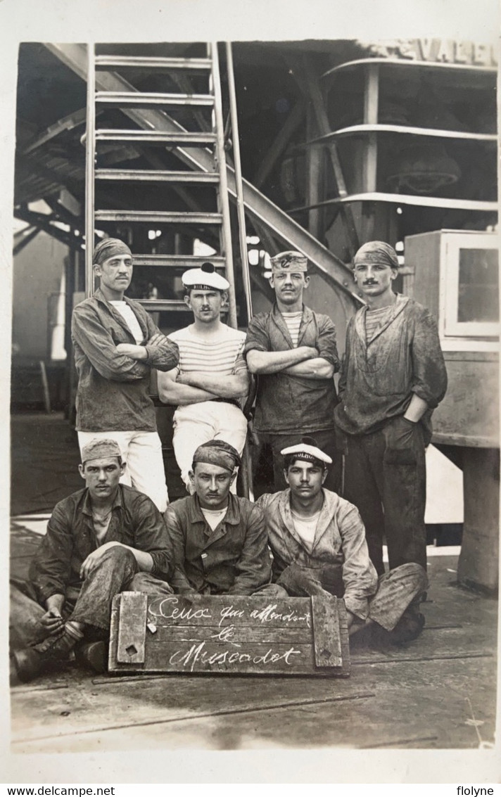 Marine Militaire - Carte Photo - Marins Du Croiseur MULHOUSE - CEUX QUI ATTENDENT LE MUSCADET - Militaria - Guerre