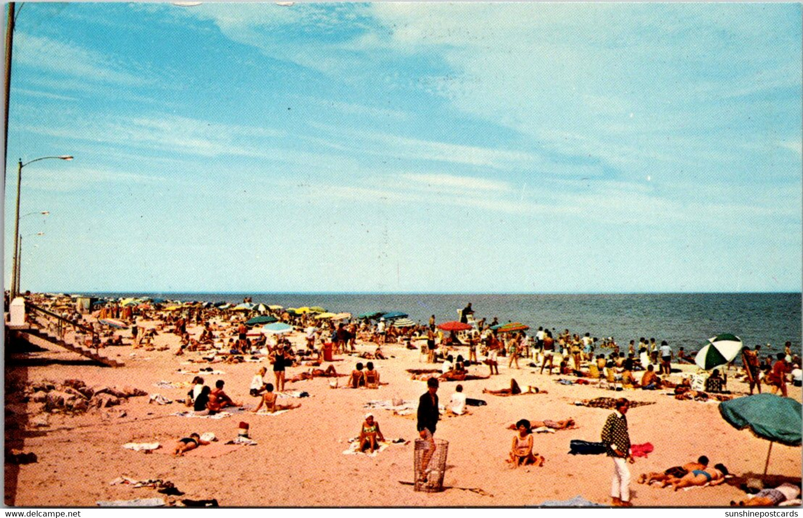 Delaware Rehoboth Beach Greetings Showing Sunbathers On The Beach - Andere & Zonder Classificatie