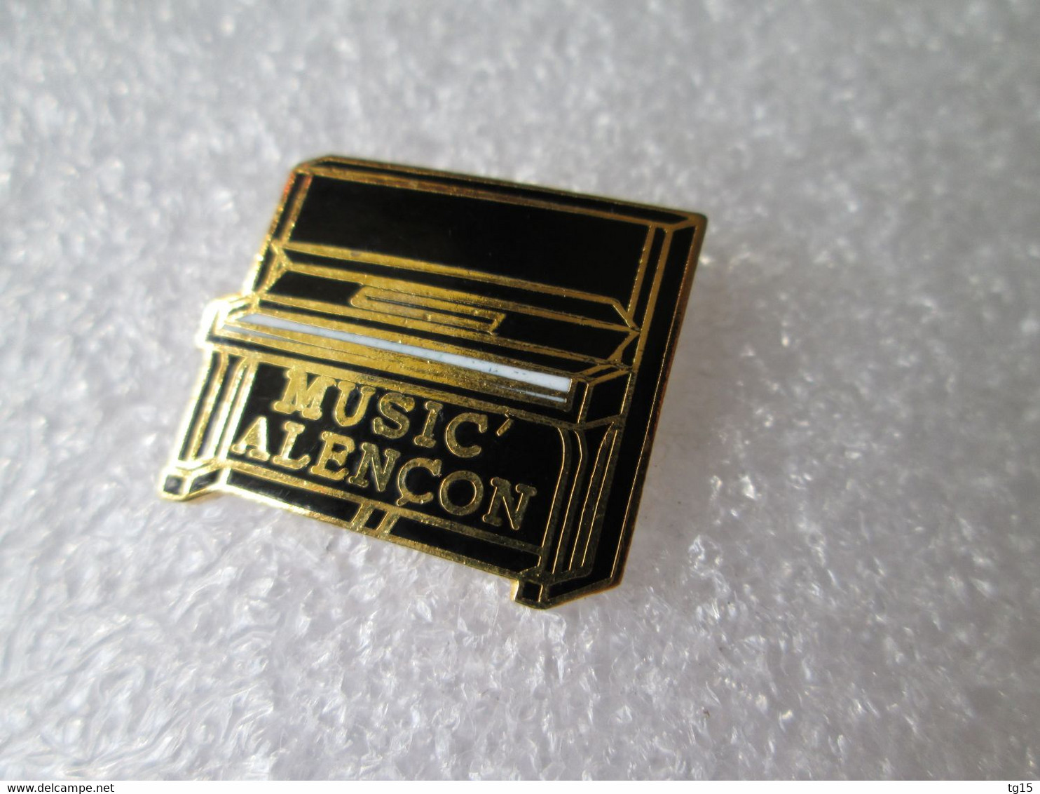 PIN'S   MUSIC   ALENÇON  PIANO   Email Grand Feu  PROXIMA DIFF - Musique