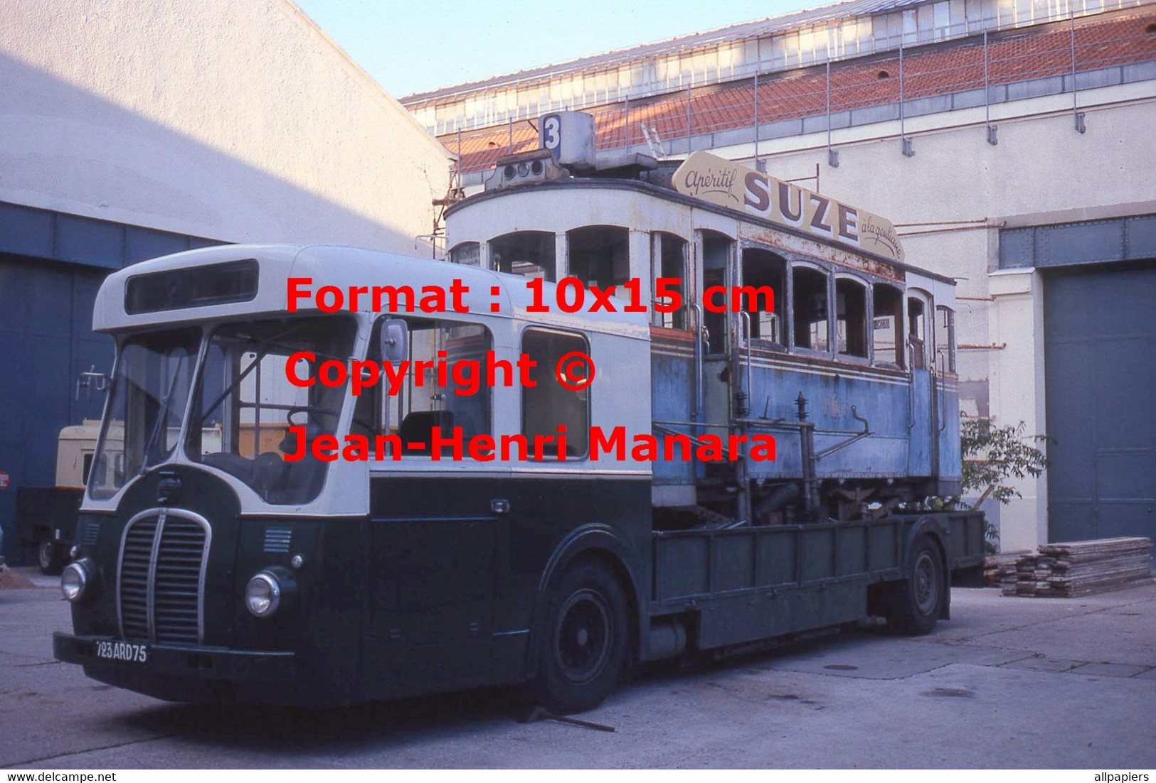 Reproduction Photographie Ancienne D'une Vue D'un Bus AMTUIR Transportant Un Tramway Avec Pub "Suze" Saint-Mandé 1977 - Andere & Zonder Classificatie