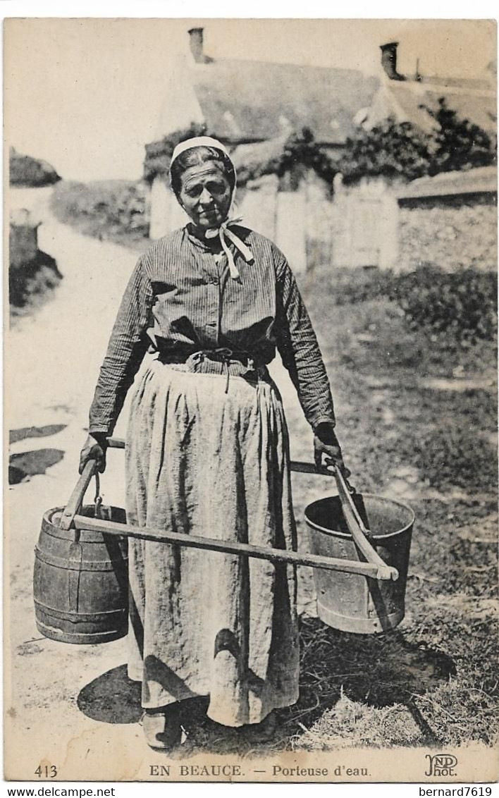 Beauce  28  -    En   Beauce -  Porteuse D'eau - Otros