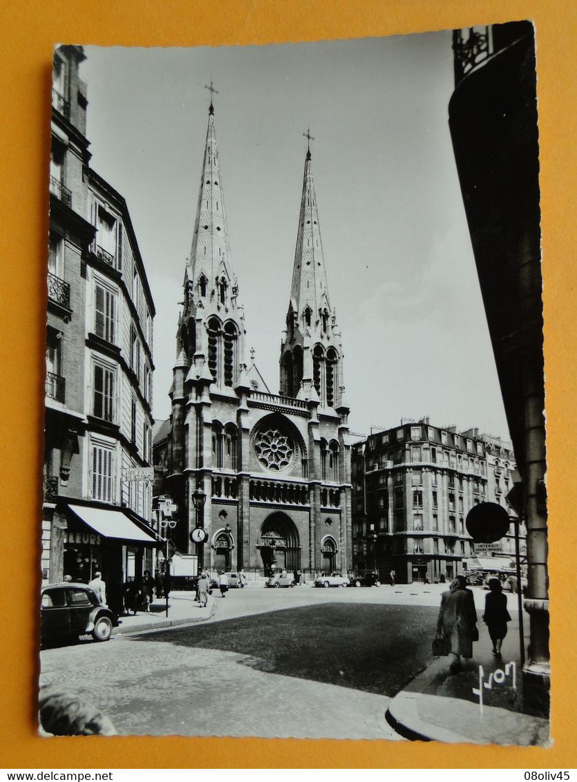 PARIS XIX° -- Automobiles Devant L'Eglise St-Jean-Baptiste De Belleville - CPSM Animée - Passenger Cars