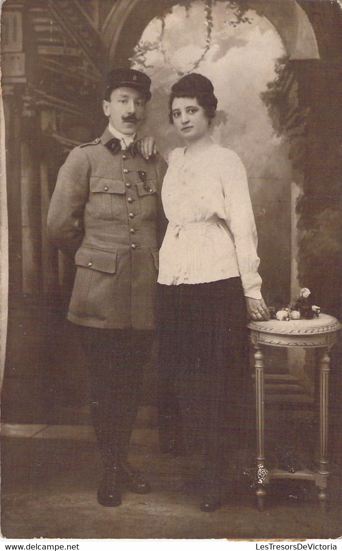 CPA Carte Photo D'un Militaire En Uniforme - Soldat Moustachu En Couple - Portrait - Characters