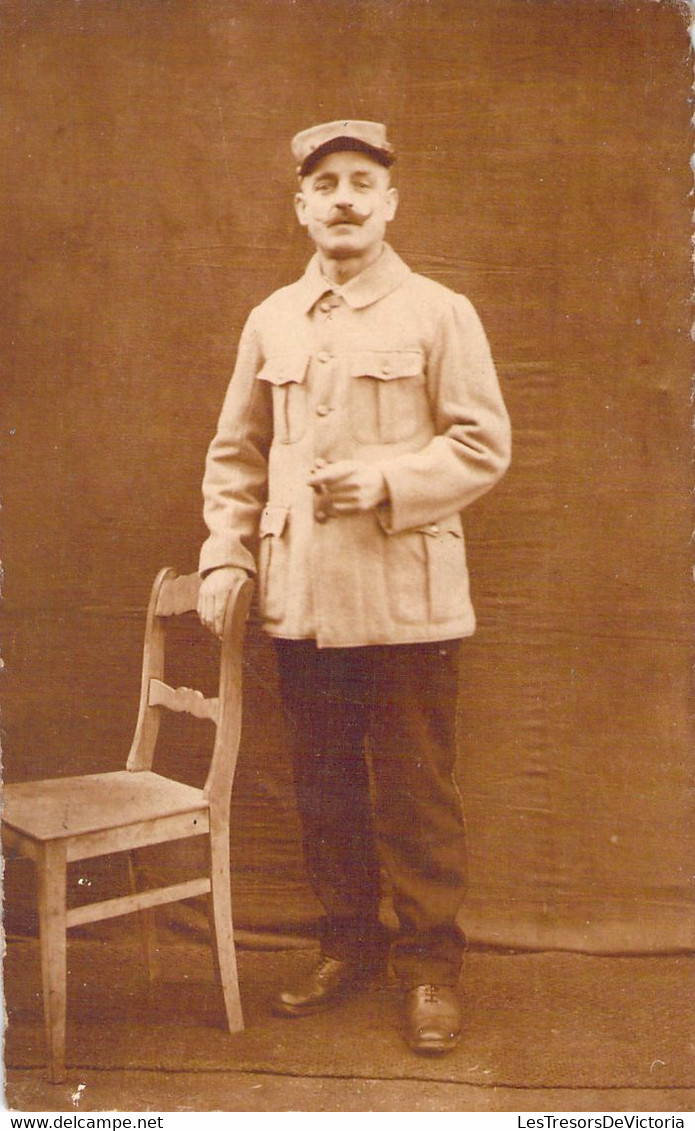 CPA Carte Photo D'un Militaire En Uniforme - Soldat Moustachu Identifié - Emile Rousseau 1915 - Portrait - Personnages