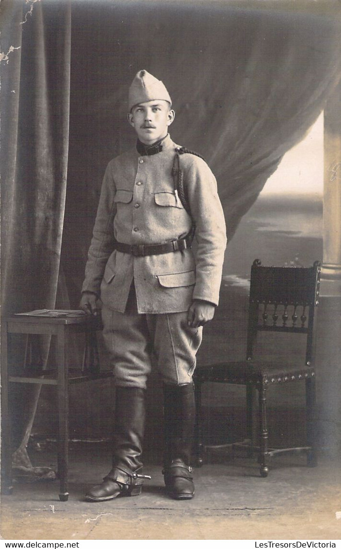 CPA Carte Photo D'un Militaire En Uniforme - Soldat Moustachu N'oubliez Pas Le Pauvre Poilu Jean 1919 - Portrait - Characters