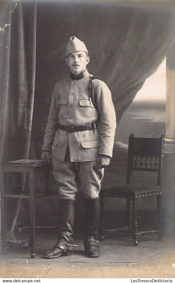 CPA Carte Photo D'un Militaire En Uniforme - Soldat Moustachu N'oubliez Pas Le Pauvre Poilu Jean 1919 - Portrait - Personnages