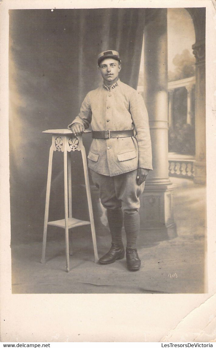 CPA Carte Photo D'un Militaire En Uniforme - Soldat Accoudé à Un Guéridon - Portrait - Personnages