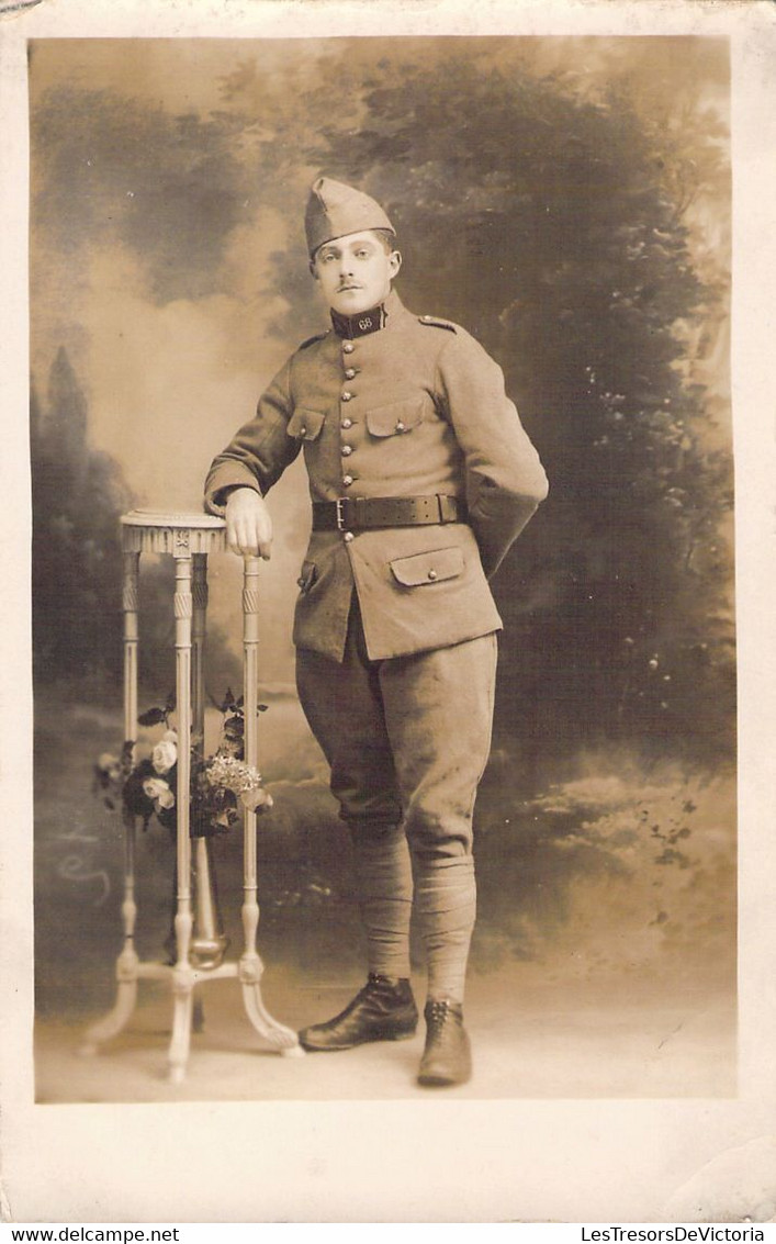 CPA Carte Photo D'un Militaire En Uniforme - Soldat Accoudé à Un Guéridon - Portrait - Characters