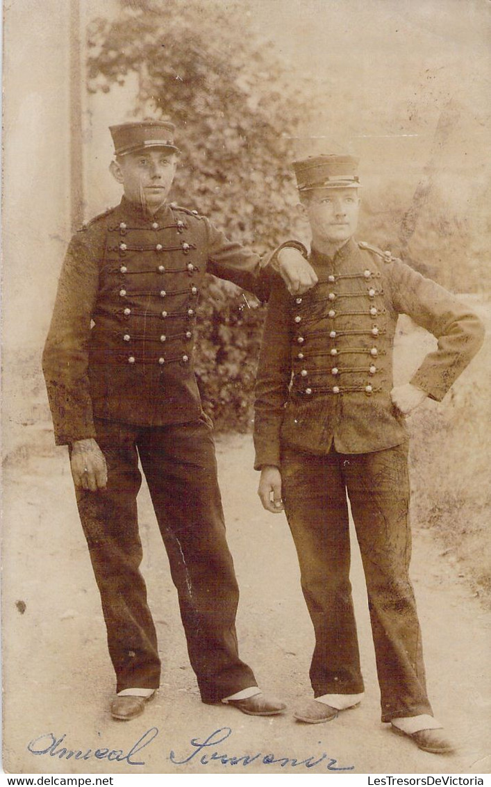 CPA Carte Photo De Deux Militaires En Uniforme - Soldat Accoudé à Son Copain - Portrait - Characters