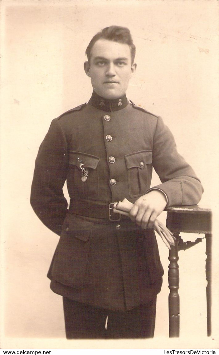 CPA Carte Photo D'un Militaire En Uniforme - Soldat Avec Des Gants - Portrait - Personen