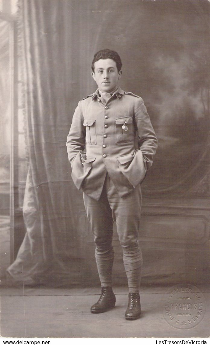 CPA Carte Photo D'un Militaire En Uniforme - Soldat Avec Ses Mains Dans Les Poches - Portrait - Personnages