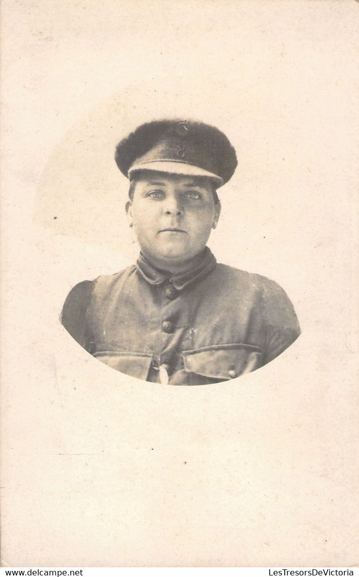 CPA Carte Photo D'un Militaire En Uniforme - Soldat Buste Et Visage - Portrait - Personnages