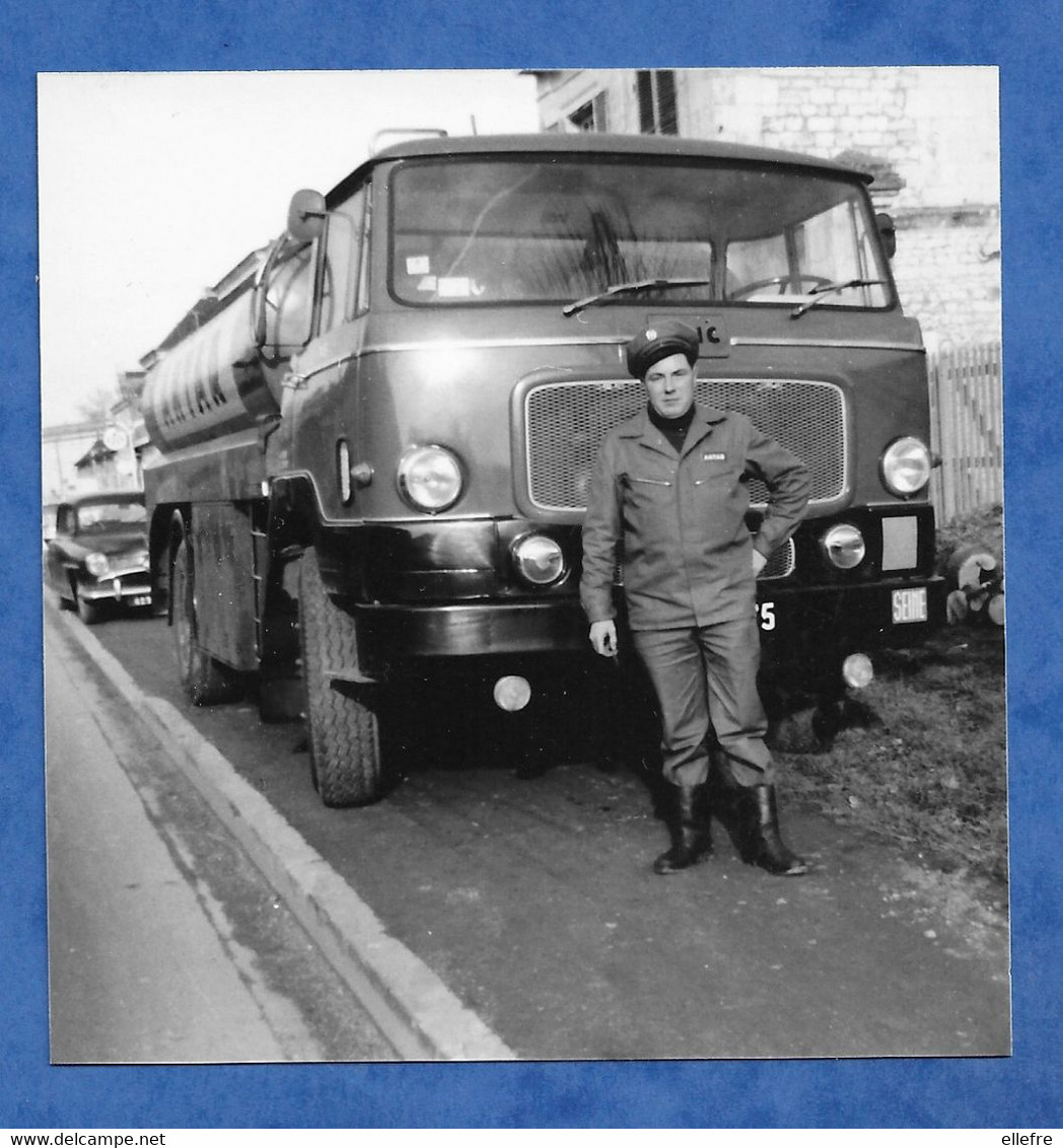 Photo Un Chauffeur Préposé De La Société ANTAR ( Essence / Carburant ) Posant Devant Son Camion UNIC Citerne - Vrachtwagens