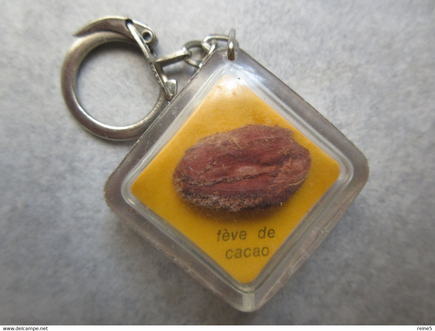 CHOCOLAT POULAIN Avec VERITABLE FEVE DE CACAO -VINTAGE ANNEE 60 -PC PLASTIQUE -TRES BON ETAT -REF Img-5899-5898 - Key-rings