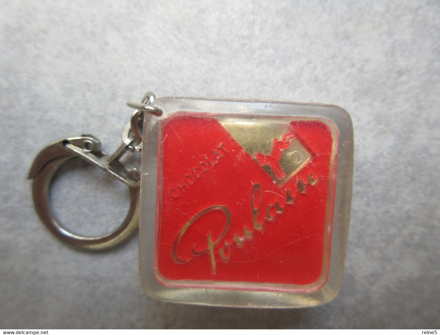 CHOCOLAT POULAIN Avec VERITABLE FEVE DE CACAO -VINTAGE ANNEE 60 -PC PLASTIQUE -TRES BON ETAT -REF Img-5899-5898 - Key-rings