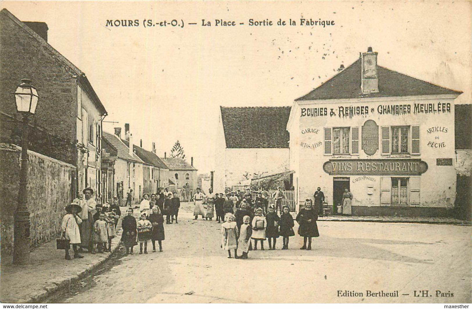 MOURS La Place Sortie De La Fabrique (de Boutons De Corrozo (ivoire Végétal) - Mours