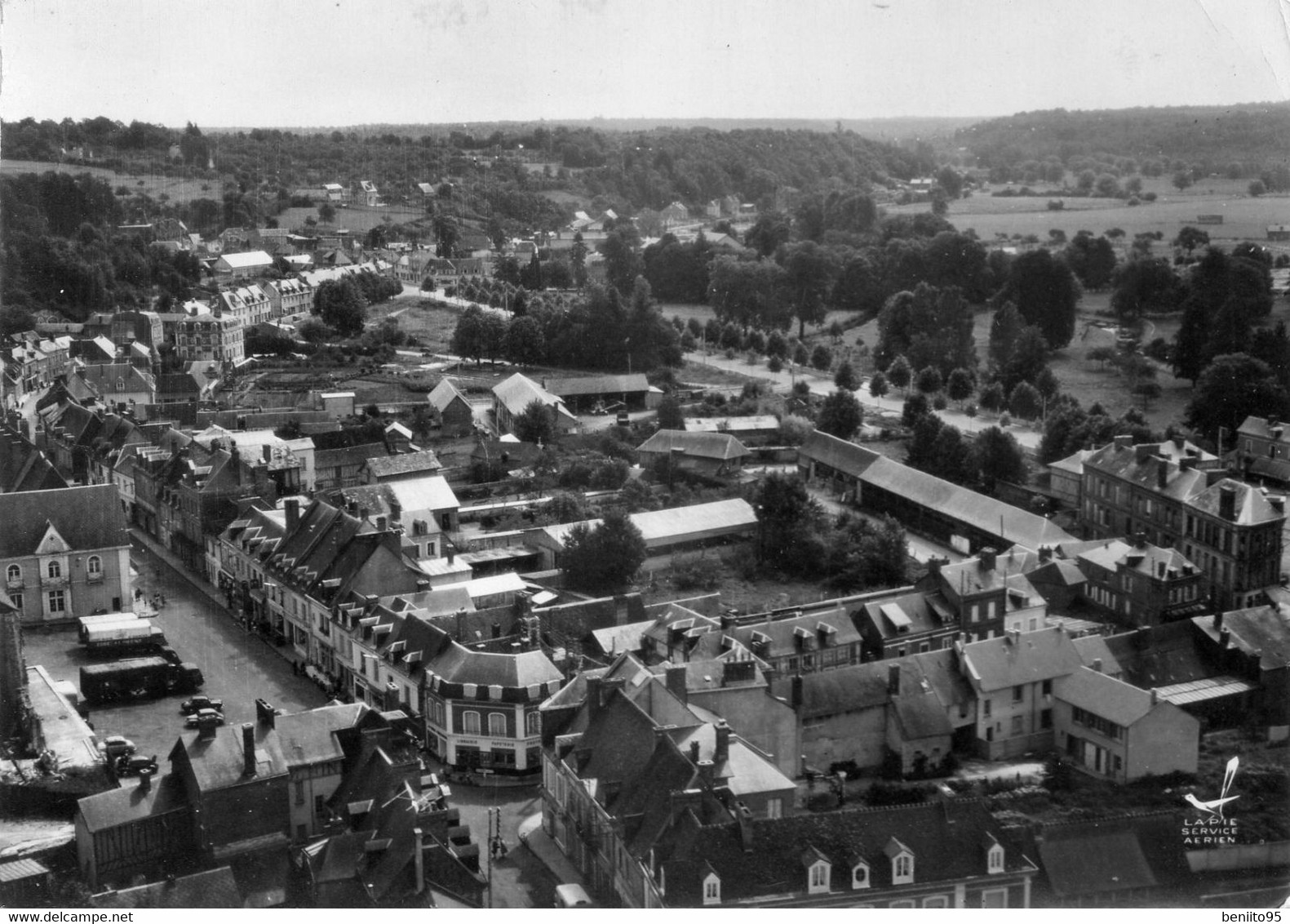 CPSM De BEAUMONT Le ROGER - Place De L'Hôtel De Ville - Rue StNicolas. - Beaumont-le-Roger