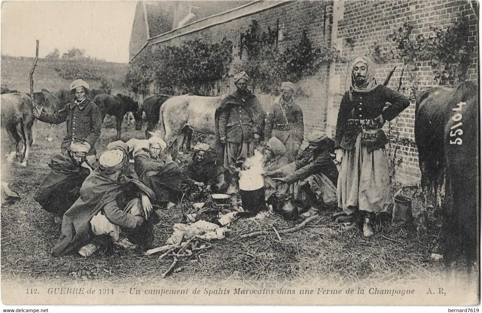 Champagne - Ardenne  -  Guerre 1914 -  Un Campement  De Spahis Marocains Dans Une Ferme De La Champagne - Champagne - Ardenne