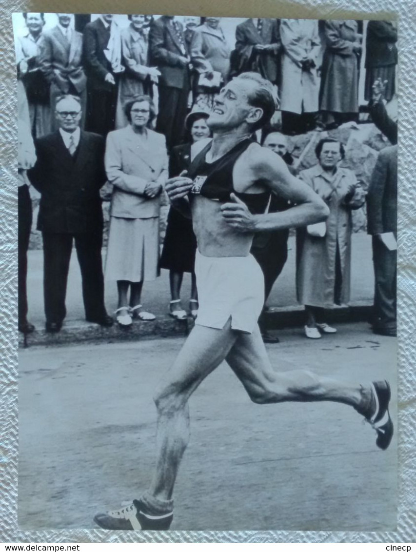 PHOTOGRAPHIE SPORT ATHLETISME "1952 FINLANDE JO HELSINKI EMIL ZATOPEK VAINQUEUR DU MARATHON " - Athlétisme