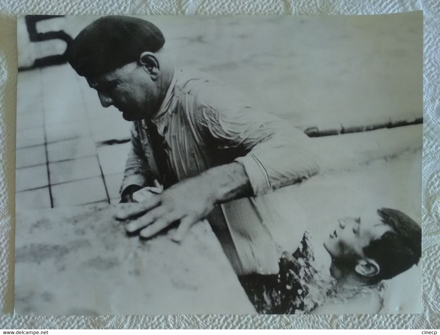 PHOTOGRAPHIE SPORT NATATION "1952 JO HELSINKI NAGEUR JEAN BOITEUX MEDAILLE D'OR DU 400m SORT SON PERE DE L'EAU" - Natation