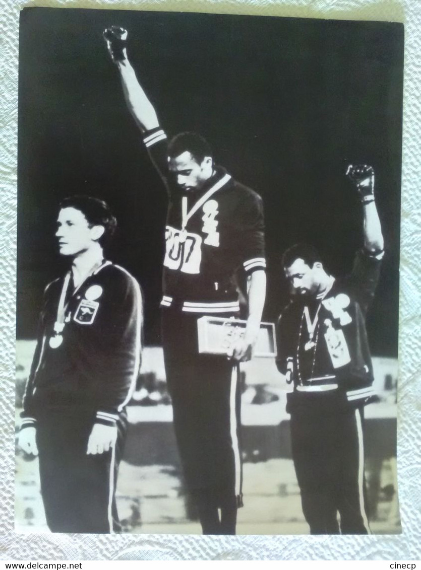 PHOTOGRAPHIE SPORT ATHLETISME "1968 JO MEXICO NORMAN SMITH CARLOS PODIUM DU 200m" Poing Levé Du Black Power - Athlétisme