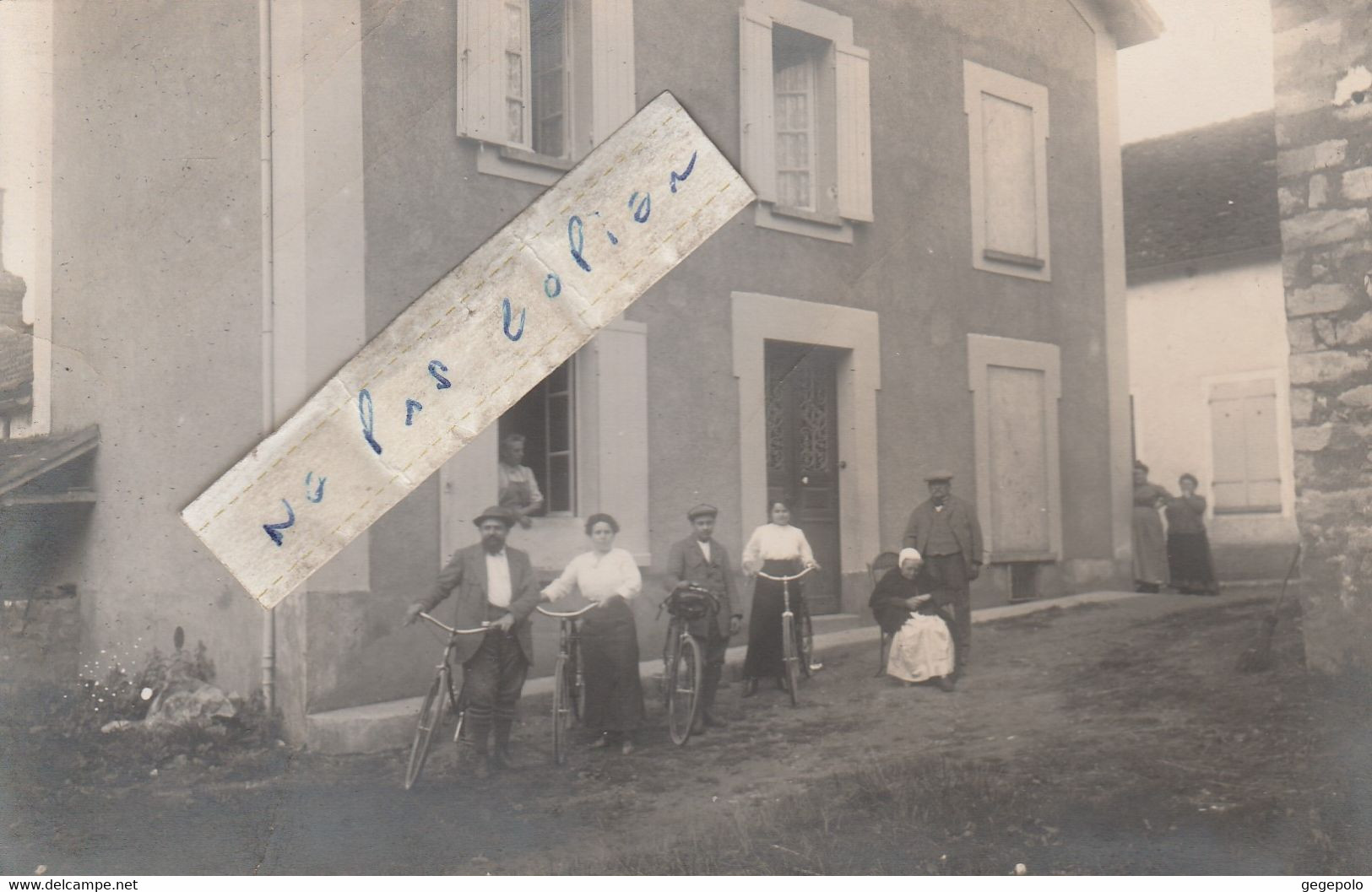 VILLENEUVE La GUYARD - On Pose Devant Une Grande Bâtisse à Localiser ( Carte Photo ) - Villeneuve-la-Guyard