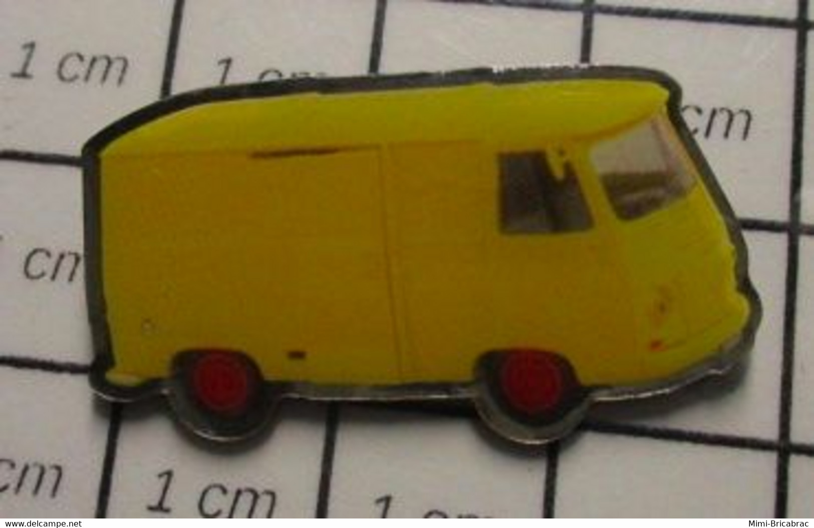 610D Pin's Pins / Beau Et Rare / THEME :  AUTOMOBILES / PEUGEOT J7 JAUNE Par EDITIONS ATLAS - Peugeot