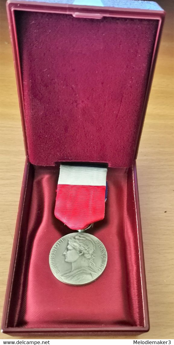 Médaille Du Travail Argent De 1980 - Professionnels / De Société