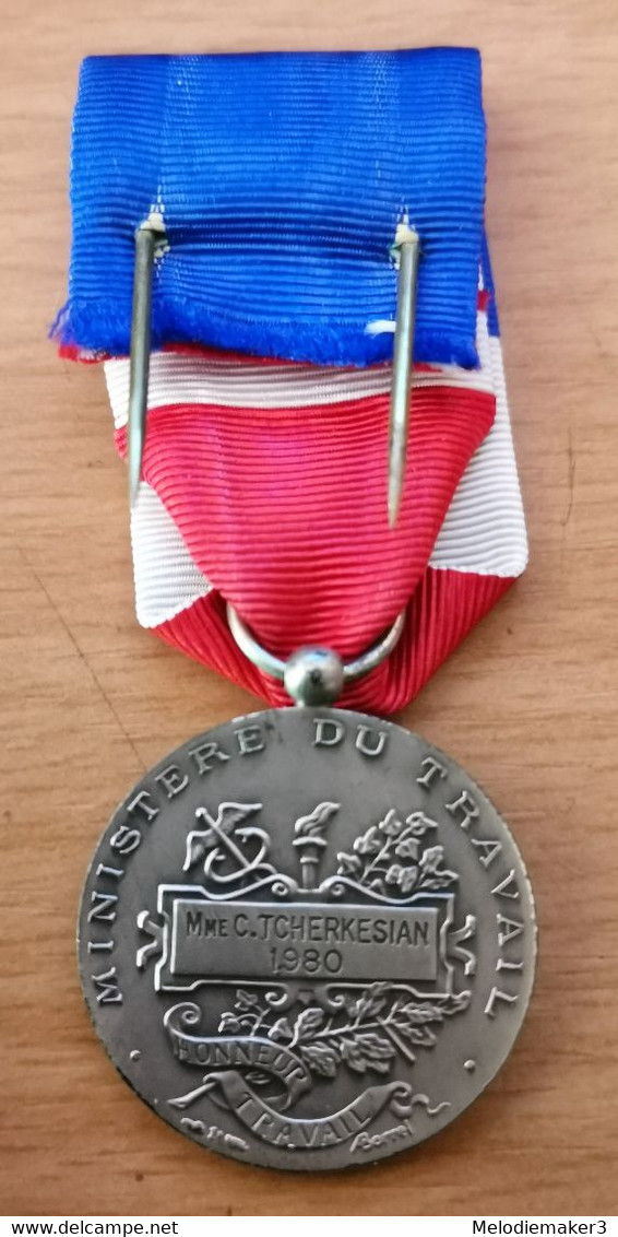 Médaille Du Travail Argent De 1980 - Professionnels / De Société