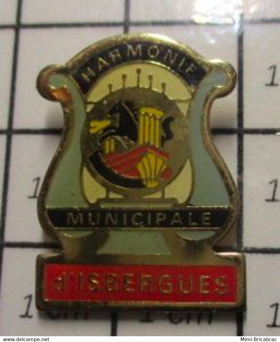 610D Pin's Pins / Beau Et Rare / THEME : MUSIQUE / HARMONIE MUNICIPALE D'ISBERGUES Pas-de-Calais En Région Hauts-de-Fran - Musique