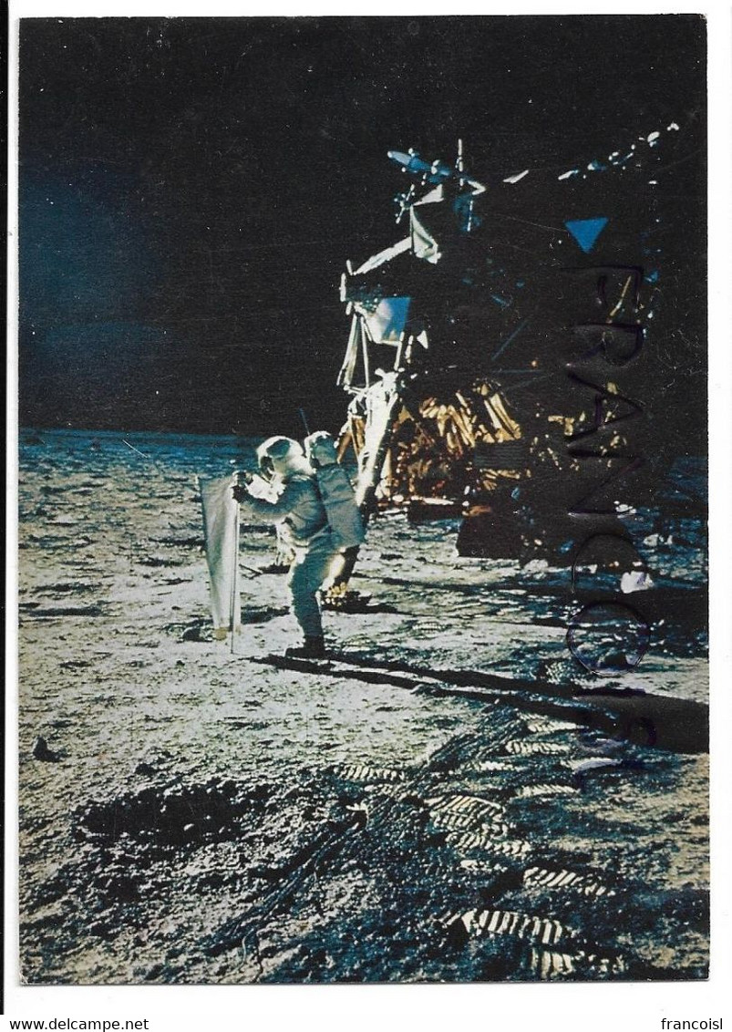 La Conquête De La Lune Par Apollo XI. Le LEM Sur La Base De La Tranquillité Et Aldrin Déroulant Une Feuille D'aluminium. - Astronomie