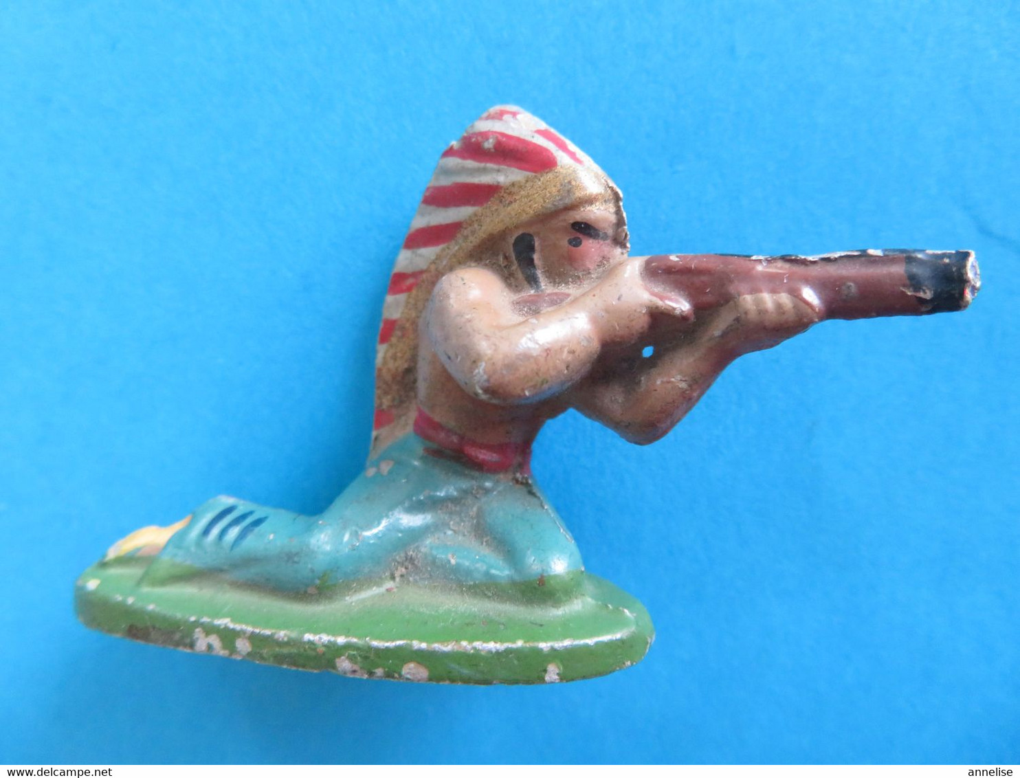 Figurine Alu Quiralu Indien Assis Tirant Au Fusil  Jouet Ancien - Quiralu