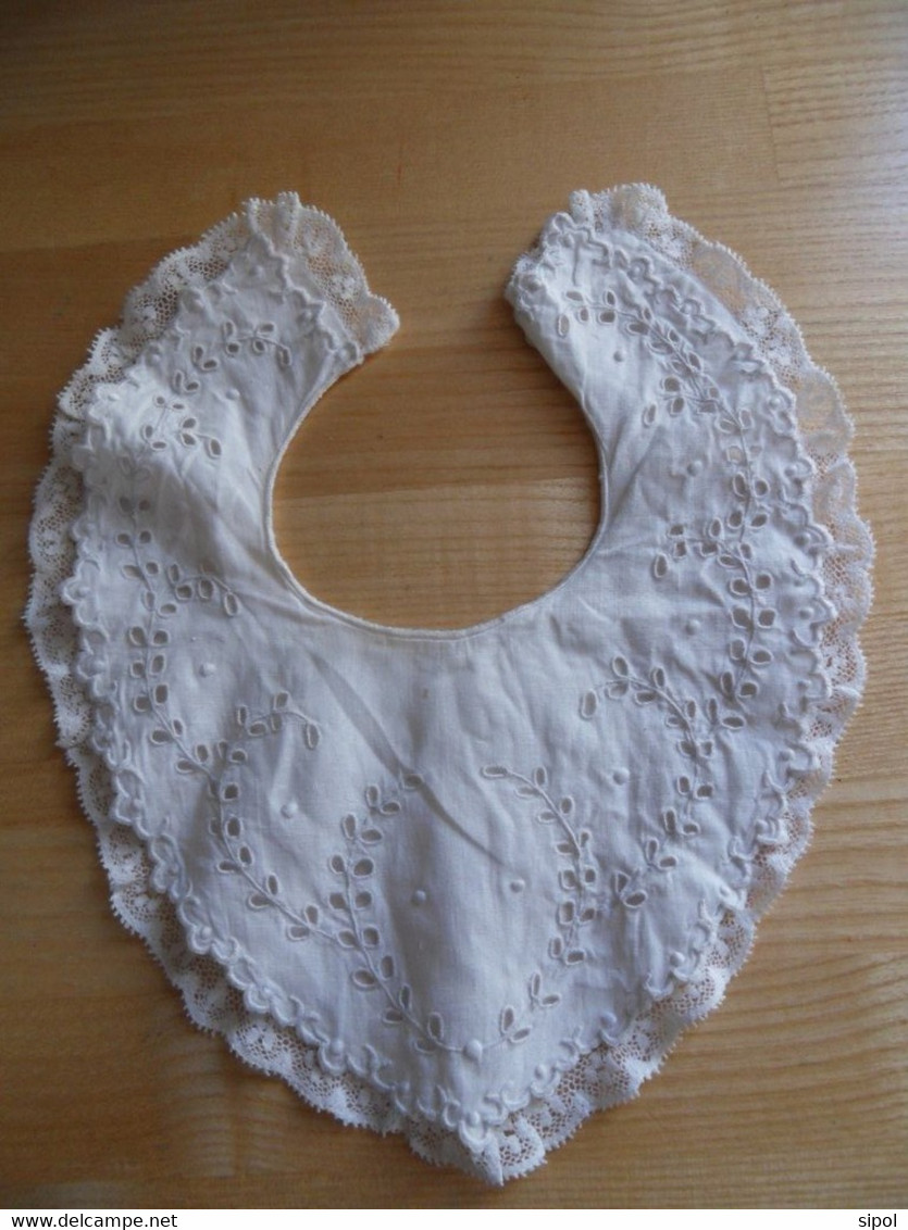 Bavoir En Coton Broderie Anglaise Et Pourtour  De Dentelle A  Appartenu à Un BB Né En 1908 - Autres & Non Classés