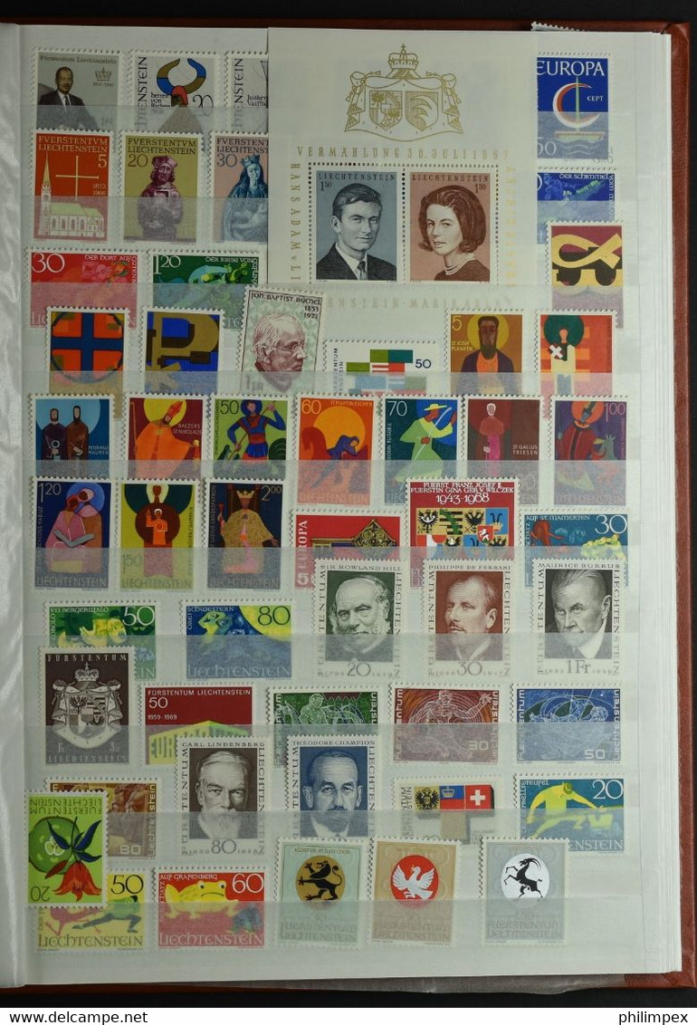 LIECHTENSTEIN, COLLECTION 730 DIFFERENT NEVER HINGED STAMPS IN STOCK-BOOK  1958-1995 - Collections