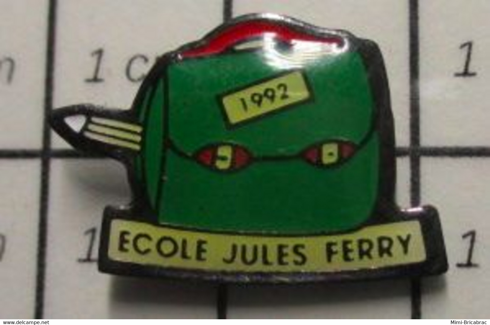 1818 Pin's Pins / Beau Et Rare / THEME : ADMINISTRATIONS / ECOLE JULES FERRY 1992 CARTABLE CRAYON - Administrations